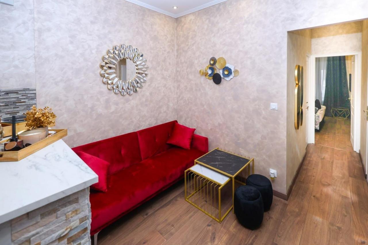 De Luxe A * Lyon